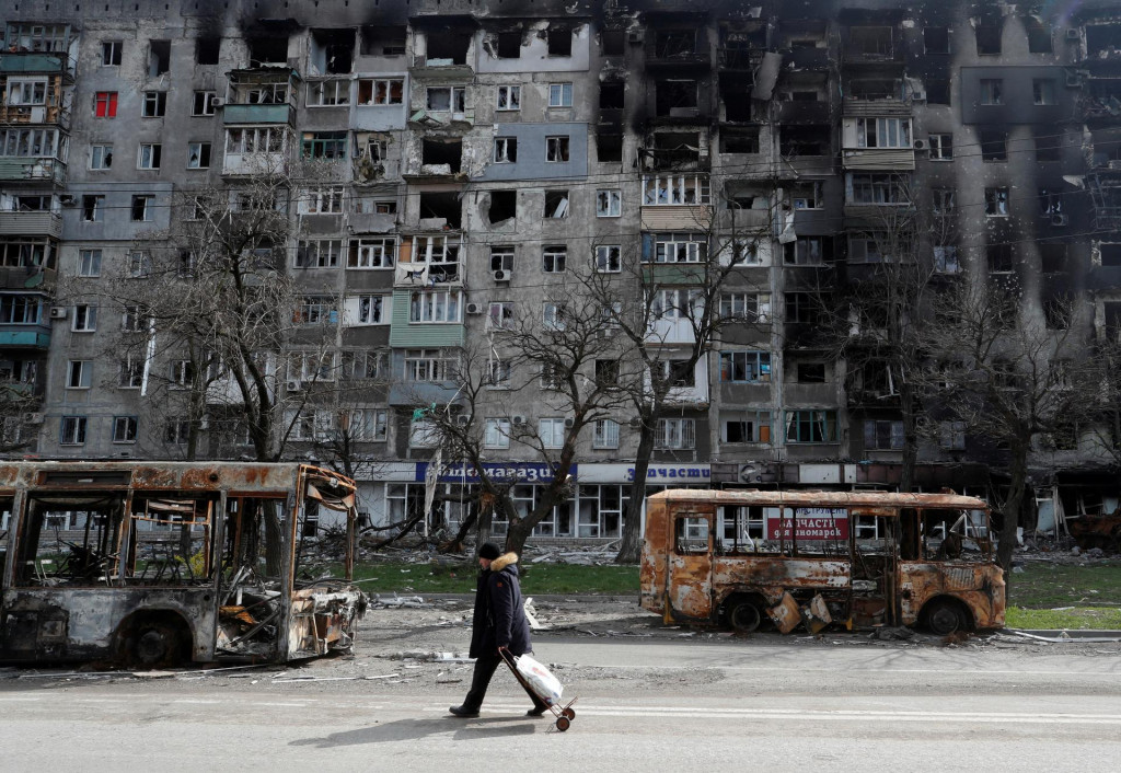 &lt;p&gt;Miestny obyvateľ prechádza pred zničenou budovou v ukrajinskom meste Mariupol. FOTO: Reuters&lt;/p&gt;