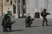 Príslušníci izraelských bezpečnostných síl v Jeruzaleme. FOTO: TASR/AP