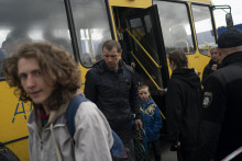 Ľudia evakuovaní z prístavného mesta Mariupol počas príchodu do utečeneckého centra ukrajinskom meste Záporožie. FOTO: TASR/AP
