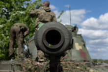 Ukrajinskí vojaci pri tanku. FOTO: Reuters