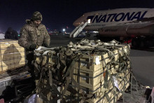 Vojenská pomoc Spojených štátov na Ukrajine na medzinárodnom letisku v Kyjeve. FOTO: REUTERS