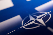 &lt;p&gt;Fínska vlajka a logo NATO. FOTO: REUTERS&lt;/p&gt;