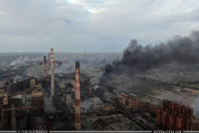Pohľad ukazuje dym stúpajúci v oceliarskom závode Azovstaľ v Mariupole.