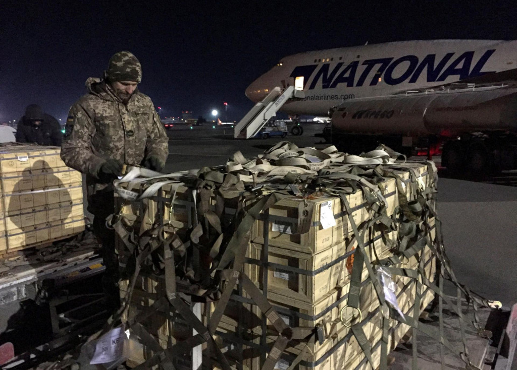 Vojenská pomoc Spojených štátov na Ukrajine na medzinárodnom letisku v Kyjeve. FOTO: REUTERS