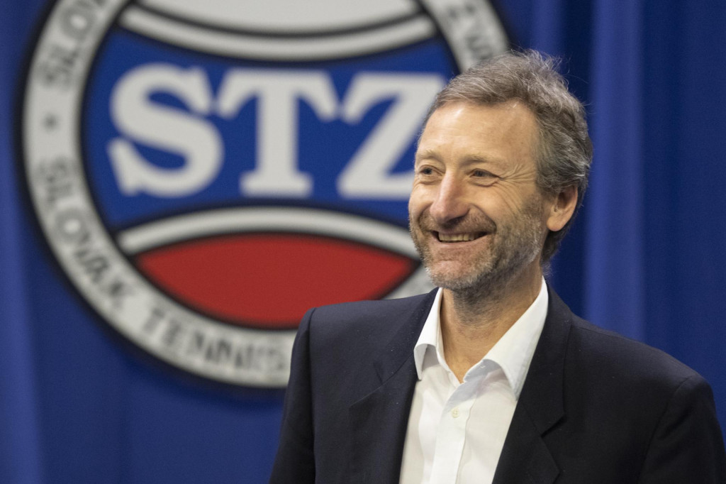 &lt;p&gt;Miloslav Mečíř sa usmieva tesne po zvolení za nového prezidenta Slovenského tenisového zväzu. FOTO: TASR/P. Neubauer&lt;br /&gt;
&lt;br /&gt;
&lt;br /&gt;
&lt;br /&gt;
 &lt;/p&gt;