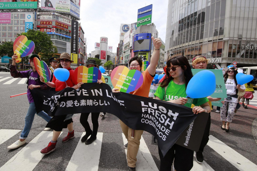 Ľudia pochodujú počas podujatia dúhového pride-u v Tokiu. FOTO: TASR/AP