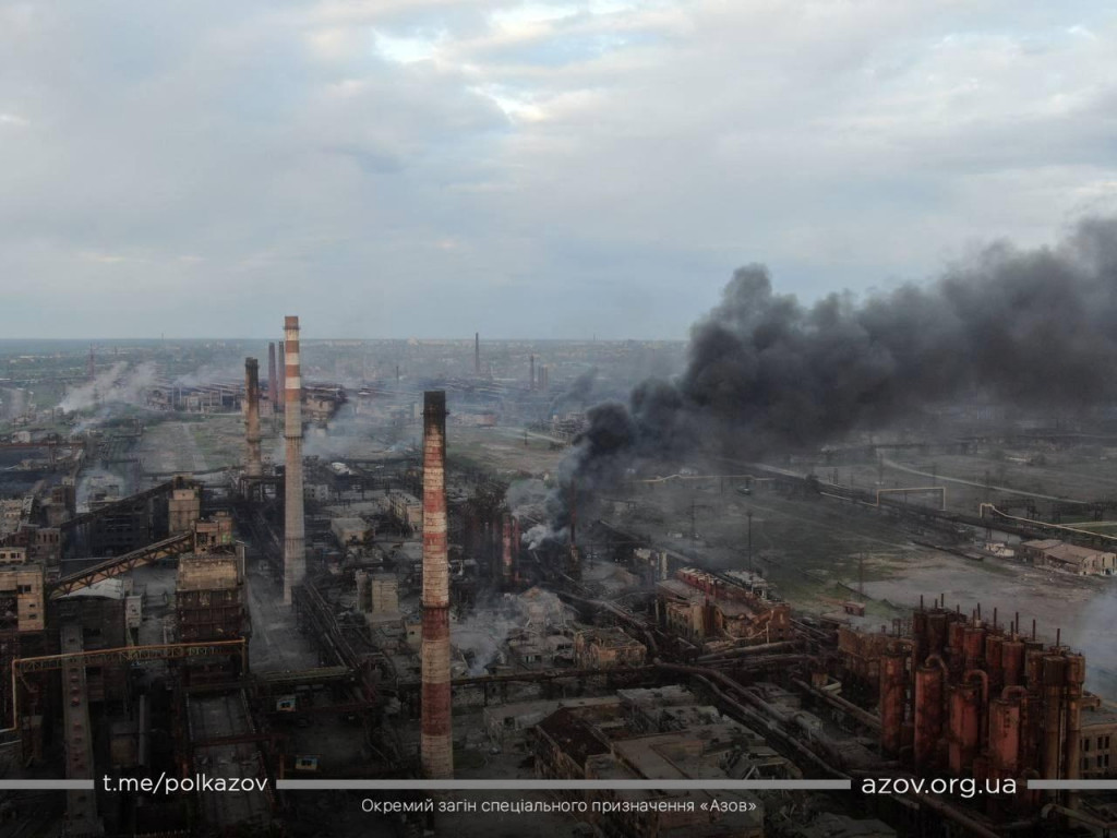 Pohľad ukazuje dym stúpajúci v oceliarskom závode Azovstaľ v Mariupole.