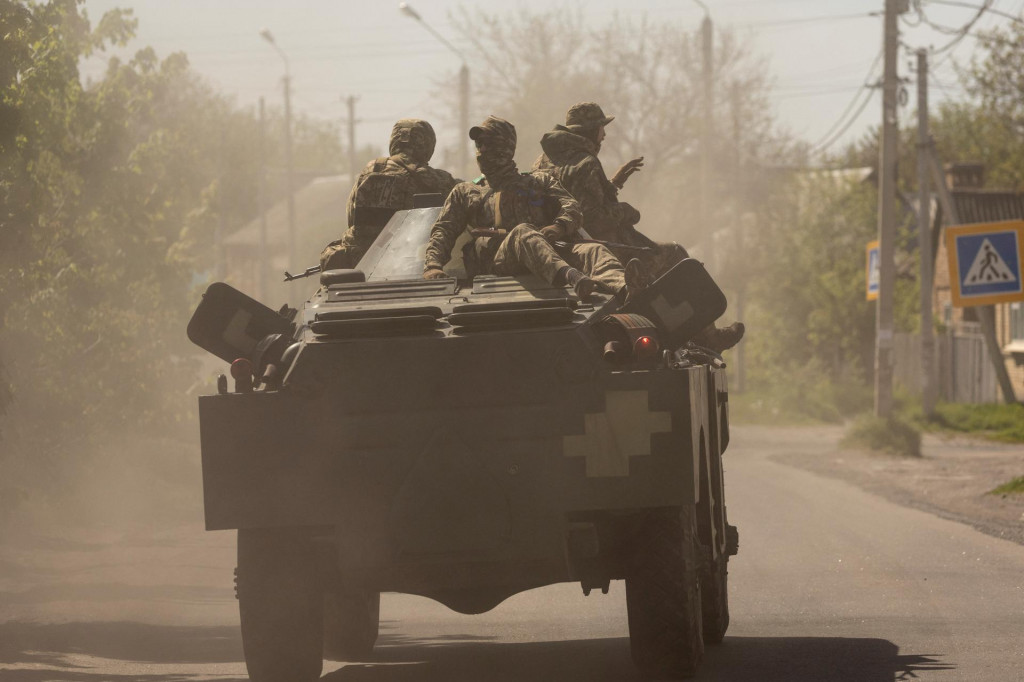 Ukrajinskí vojaci jazdia na obrnenom vozidle smerujúcom do frontovej línie uprostred ruskej invázie na Ukrajinu v Bakhmute v Doneckej oblasti na Ukrajine. FOTO: Reuters