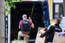 &lt;p&gt;Policajti vynášajú z bydliska podozrivého predmety vrátane niekoľkých bodných zbraní a oštepov v Essene. FOTO:TASR/DPA&lt;br /&gt;
 &lt;/p&gt;