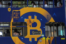 &lt;p&gt;Reklama na bitcoin, jednu z kryptomien, sa nachádzajúci sa na električke v Hongkongu. FOTO: TASR/AP&lt;br /&gt;
&lt;br /&gt;
 &lt;/p&gt;