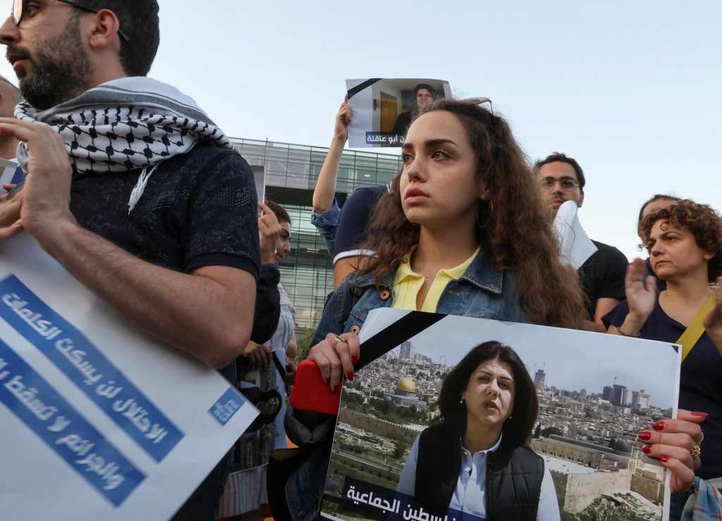 &lt;p&gt;Demonštrantka v Libanone drží v rukách fotografiu zabitej reportérky Šírín abú Aklaovej. FOTO: REUTERS/ Mohamed Azakir&lt;/p&gt;