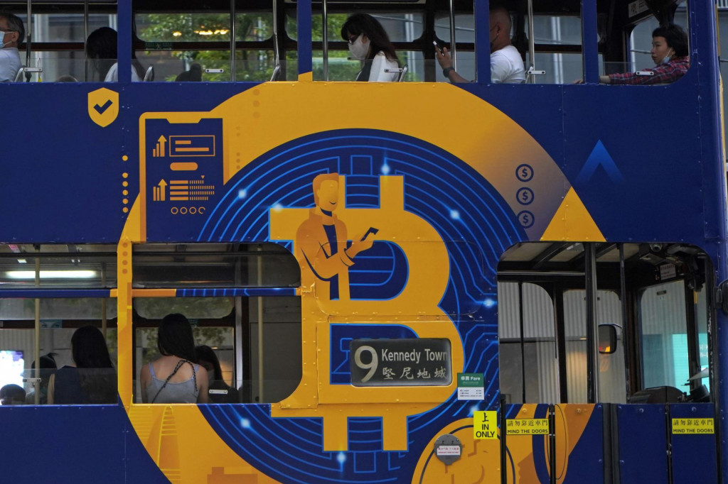 Reklama na bitcoin, jednu z kryptomien, sa nachádzajúci sa na električke v Hongkongu. FOTO: TASR/AP

