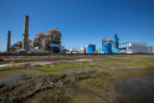 Staré a nové elektrárne na výrobu zemného plynu v Kalifornii, USA. FOTO: Reuters