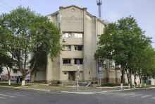 Na ilustračnej snímke poškodená budova sídla ministerstva štátnej bezpečnosti v Tiraspole v pondelok 25. apríla 2022. FOTO: TASR