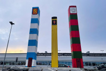 Hraničné priechody Fínska (modrá a biela), Nórska (čierna a žltá) a Ruska (červená a zelená) stoja pred letiskom nórskeho arktického mesta Kirkenes. FOTO: Reuters