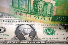 Ruský rubeľ a americký dolár, ilustračný obrázok.