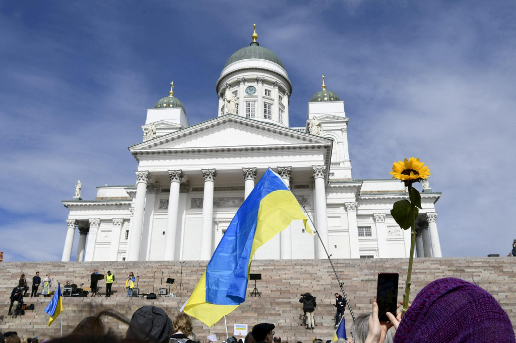 Ukrajinská vlajka pred Helsinskou katedrálou. Snímka: Reuters