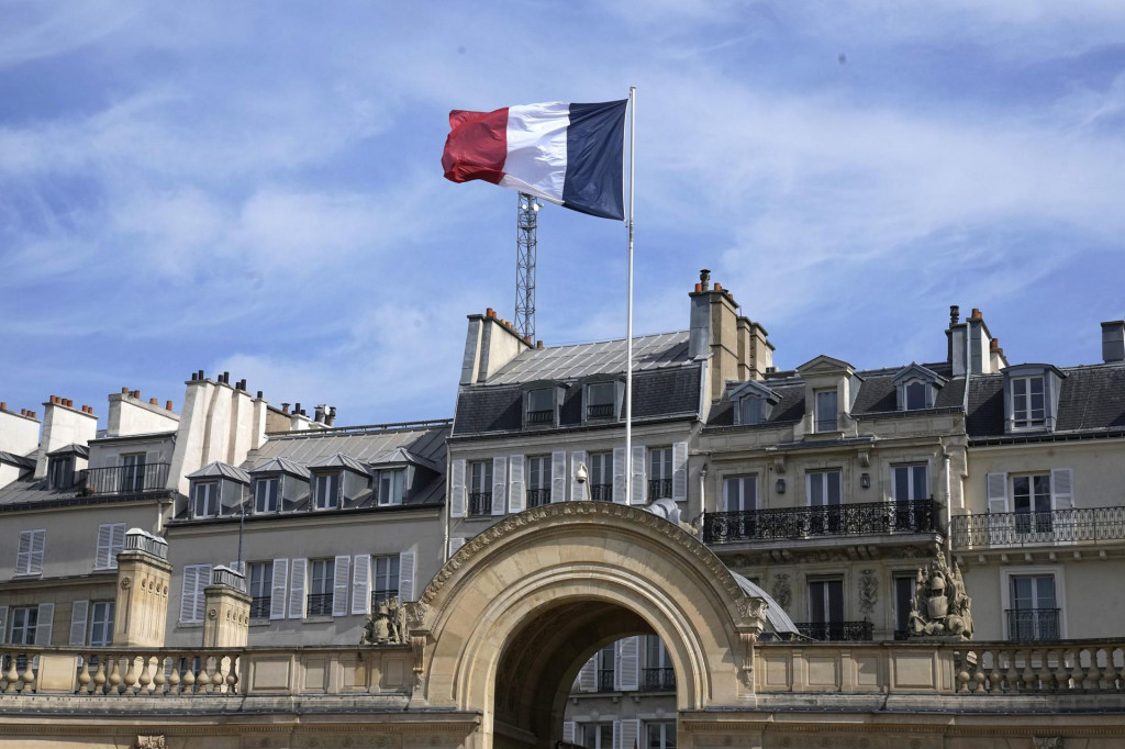 &lt;p&gt;Francúzska vlajka veje z Elyzejského paláca, ilustračný obrázok.&lt;br /&gt;
 &lt;/p&gt;