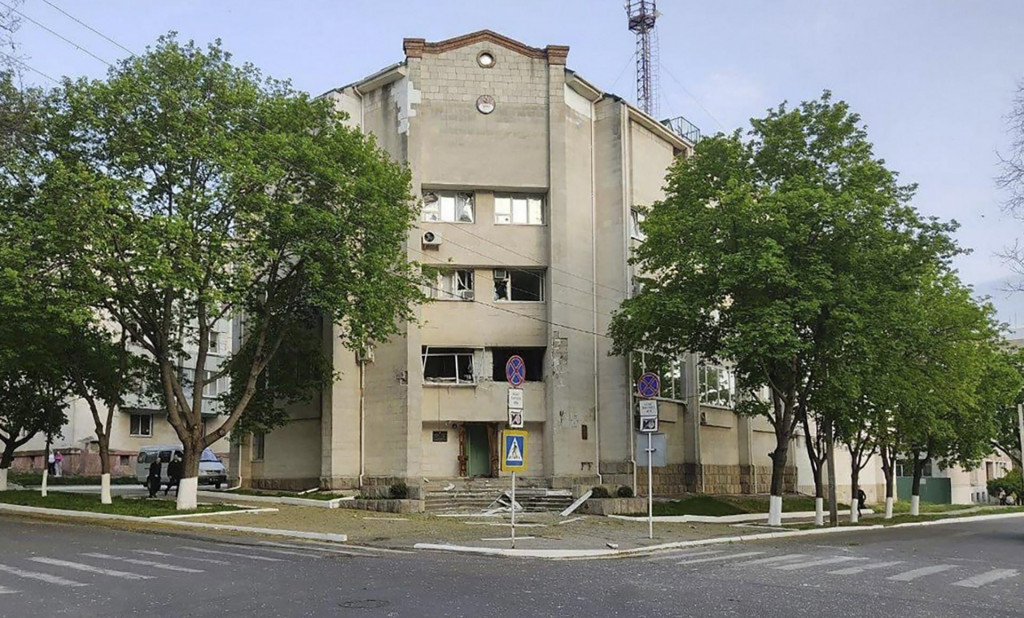 &lt;p&gt;Na ilustračnej snímke poškodená budova sídla ministerstva štátnej bezpečnosti v Tiraspole v pondelok 25. apríla 2022. FOTO: TASR&lt;/p&gt;