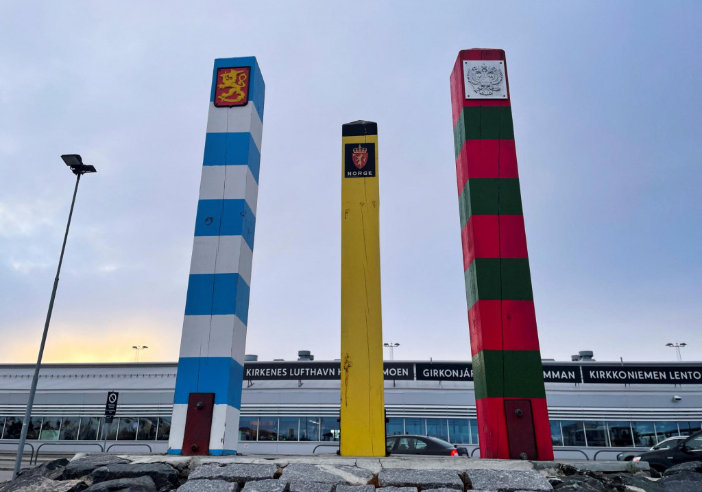 &lt;p&gt;Hraničné priechody Fínska (modrá a biela), Nórska (čierna a žltá) a Ruska (červená a zelená) stoja pred letiskom nórskeho arktického mesta Kirkenes. FOTO: Reuters &lt;/p&gt;