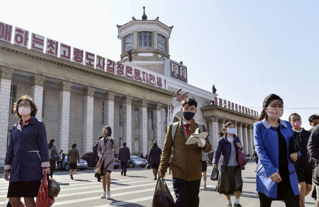 &lt;p&gt;Ľudia s rúškami v Pchjongjangu v Severnej Kórei. FOTO: Kyodo Kyodo/via REUTERS&lt;/p&gt;