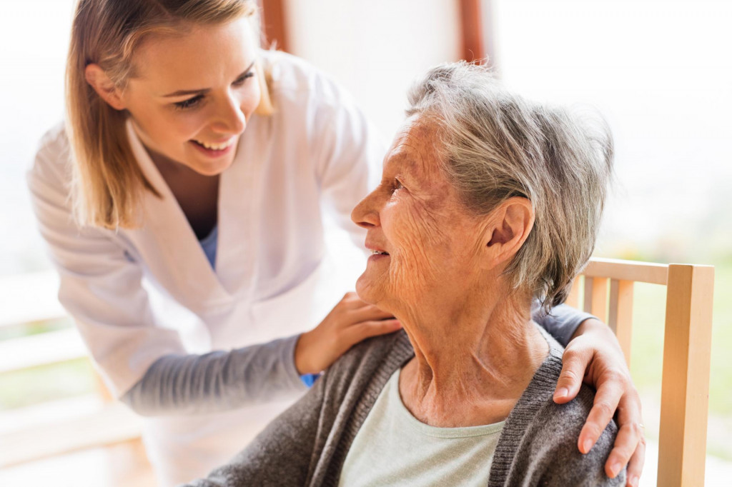 Health visitor and a senior woman during home visit. SNÍMKA: Shutterstock