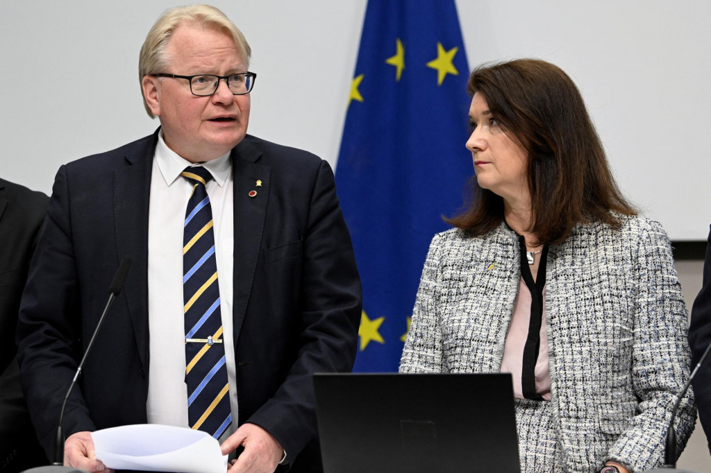 Švédsky minister obrany Peter Hultqvist a ministerka zahraničných vecí Ann Lindeová prezentujú analýzu bezpečnostnej politiky počas tlačovej konferencie v Štokholme dňa 13. mája 2022. FOTO: TT News Agency/Henrik Montgomery/via REUTERS