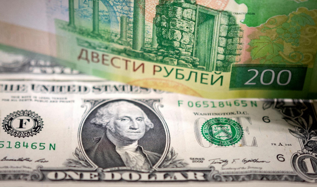 Ruský rubeľ a americký dolár, ilustračný obrázok.