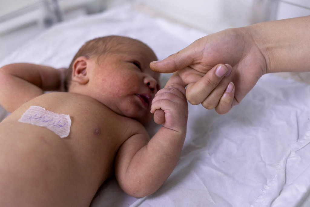&lt;p&gt;Novorodenec drží zdravotnú sestru. FOTO: REUTERS&lt;/p&gt;