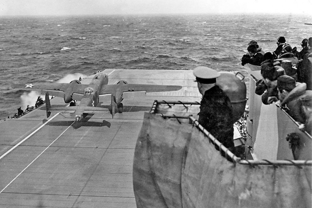 Historická chvíľa – z paluby lietadlovej lode USS Hornet práve štartuje Doolittlov bombardér Mitchell.