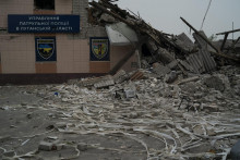 Budova policajného oddelenia zničená ruským ostreľovaním v Luhanskej oblasti, ilustračný obrázok.