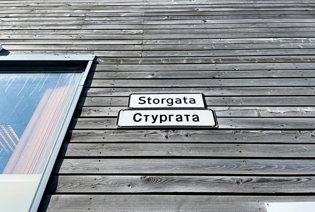 Pouličné nápisy v nórčine a ruštine je možné vidieť v nórskom arktickom meste Kirkenes.

 

