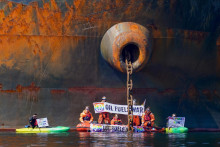 &lt;p&gt;Na ilustračnom zábere environmentálna skupina Greenpeace, ktorej aktivisti sa v pondelok 25. apríla 2022 pripútali k tankeru zakotvenému pri pobreží Nórska v snahe zablokovať dovoz ruskej ropy na protest proti vojne na Ukrajine. FOTO: TASR/AP&lt;/p&gt;