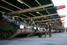 &lt;p&gt;Na ilustračnej snímke zo 14. februára 2022 šesť samohybných húfnic typu Panzerhaubitze 2000 (PzH 2000) nemeckej armády (Bundeswehr) sa pripravuje v kasárňach Hindenburg na prevoz do Litvy. FOTO: TASR/DPA&lt;br /&gt;
&lt;br /&gt;
 &lt;/p&gt;