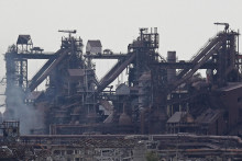 &lt;p&gt;Pohľad na zničené zariadenie železiarní a oceliarní Azovstal v prístavnom meste Mariupol na Ukrajine 13. mája 2022. FOTO: REUTERS/Alexander Ermochenko &lt;/p&gt;