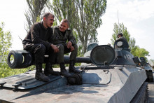 &lt;p&gt;Príslušníci proruských jednotiek na samohybnej húfnici počas vojny na Ukrajine pri Donecku,13. mája 2022. FOTO: REUTERS/Alexander Ermochenko&lt;/p&gt;