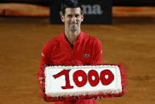 &lt;p&gt;Srb Novak Djokovič oslavuje svoje 1 000. víťazstvo v kariére proti Nórovi Casperovi Ruudovi tortou. FOTO: REUTERS/Guglielmo Mangiapane&lt;/p&gt;