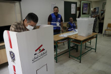 Volič volí vo volebnej miestnosti v Bejrúte počas parlamentných volieb v Libanone v nedeľu 15. mája 2022. FOTO: TASR/AP