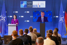 Nemecká ministerka zahraničných vecí Annalena Baerbocková tlačovej konferencie s generálnym tajomníkom NATO Jensom Stoltenbergom, ktorý sa virtuálne zúčastňuje na stretnutí NATO v Berlíne, Nemecko 15. mája 2022. FOTO: REUTERS/Kevin Lamarque