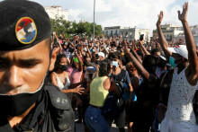 &lt;p&gt;Ľudia počas protestov proti vláde na Kube, 11. júla 2021. FOTO: REUTERS/Stringer &lt;/p&gt;