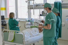 &lt;p&gt;Otvorenie nového urgentného príjmu, pôrodných a operačných sál v Ľubovnianskej nemocnici. Na snímke pacient v starostlivosti lekárov. Stará Ľubovňa, 28. mája 2021. EASYFOTO TASR - Kristína Mayerová&lt;/p&gt;