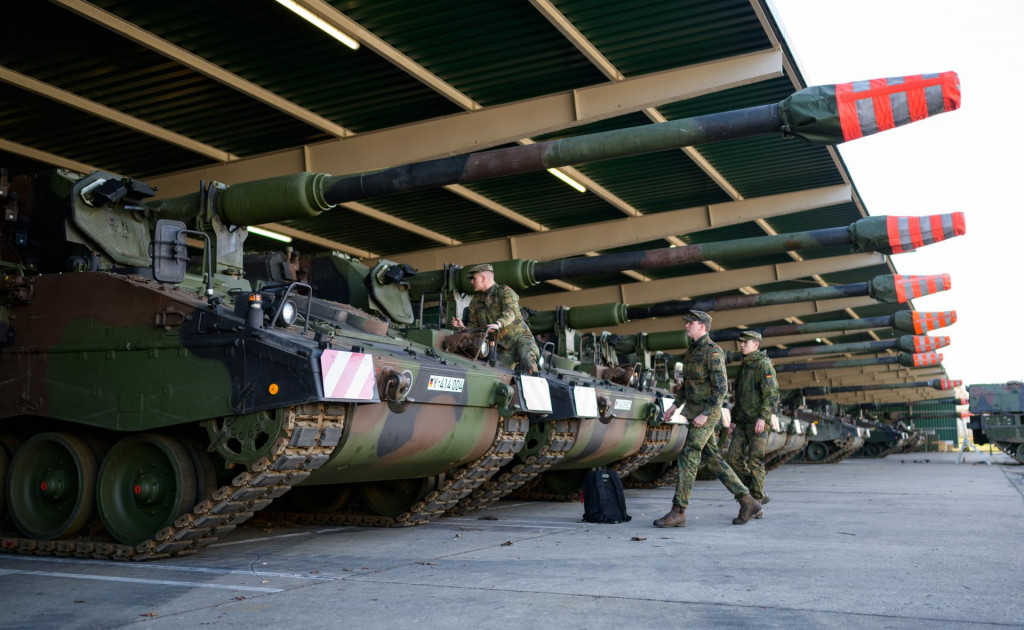 Na ilustračnej snímke zo 14. februára 2022 šesť samohybných húfnic typu Panzerhaubitze 2000 (PzH 2000) nemeckej armády (Bundeswehr) sa pripravuje v kasárňach Hindenburg na prevoz do Litvy. FOTO: TASR/DPA

