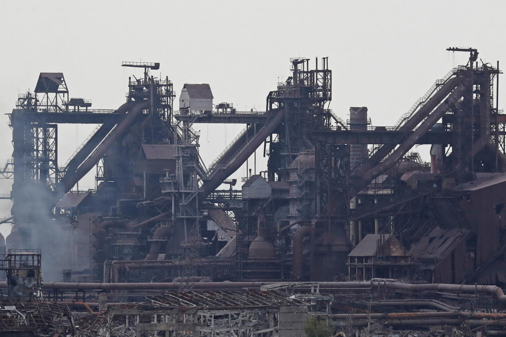 Pohľad na zničené zariadenie železiarní a oceliarní Azovstal v prístavnom meste Mariupol na Ukrajine 13. mája 2022. FOTO: REUTERS/Alexander Ermochenko