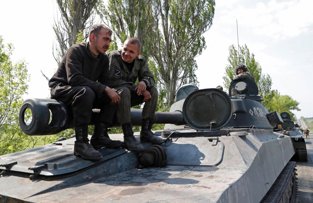 Príslušníci proruských jednotiek na samohybnej húfnici počas vojny na Ukrajine pri Donecku,13. mája 2022. FOTO: REUTERS/Alexander Ermochenko