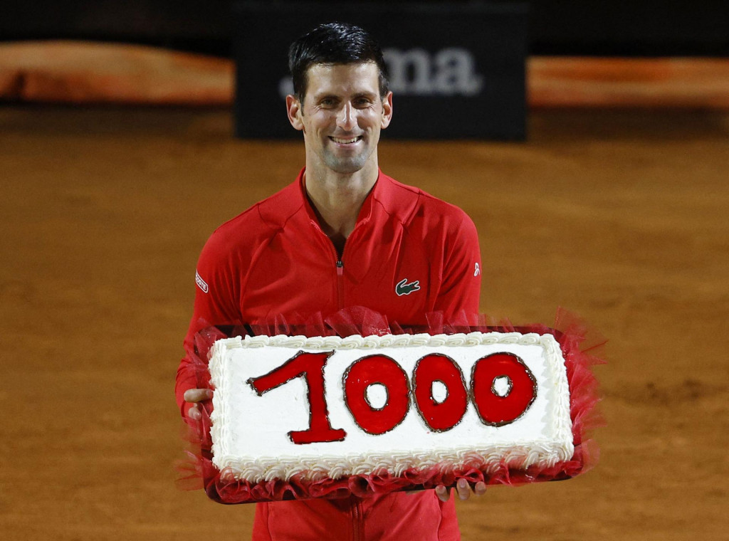 &lt;p&gt;Srb Novak Djokovič oslavuje svoje 1 000. víťazstvo v kariére proti Nórovi Casperovi Ruudovi tortou. FOTO: REUTERS/Guglielmo Mangiapane&lt;/p&gt;
