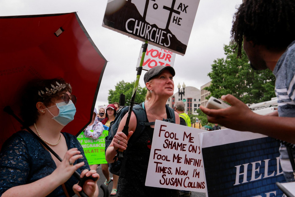 Demonštranti boujúci za právo zachovať interrupcie vo Washingtone, USA, 14. mája 2022. FOTO: REUTERS/Amira Karaoud