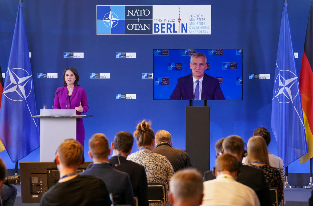 Nemecká ministerka zahraničných vecí Annalena Baerbocková tlačovej konferencie s generálnym tajomníkom NATO Jensom Stoltenbergom, ktorý sa virtuálne zúčastňuje na stretnutí NATO v Berlíne, Nemecko 15. mája 2022. FOTO: REUTERS/Kevin Lamarque