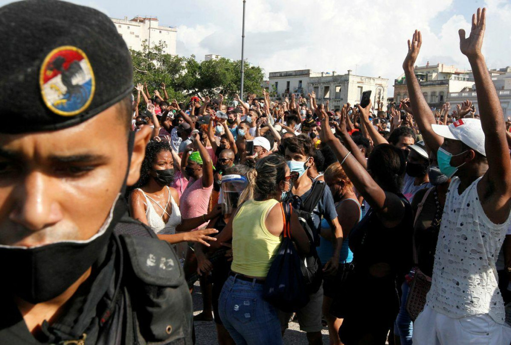 Ľudia počas protestov proti vláde na Kube, 11. júla 2021. FOTO: REUTERS/Stringer