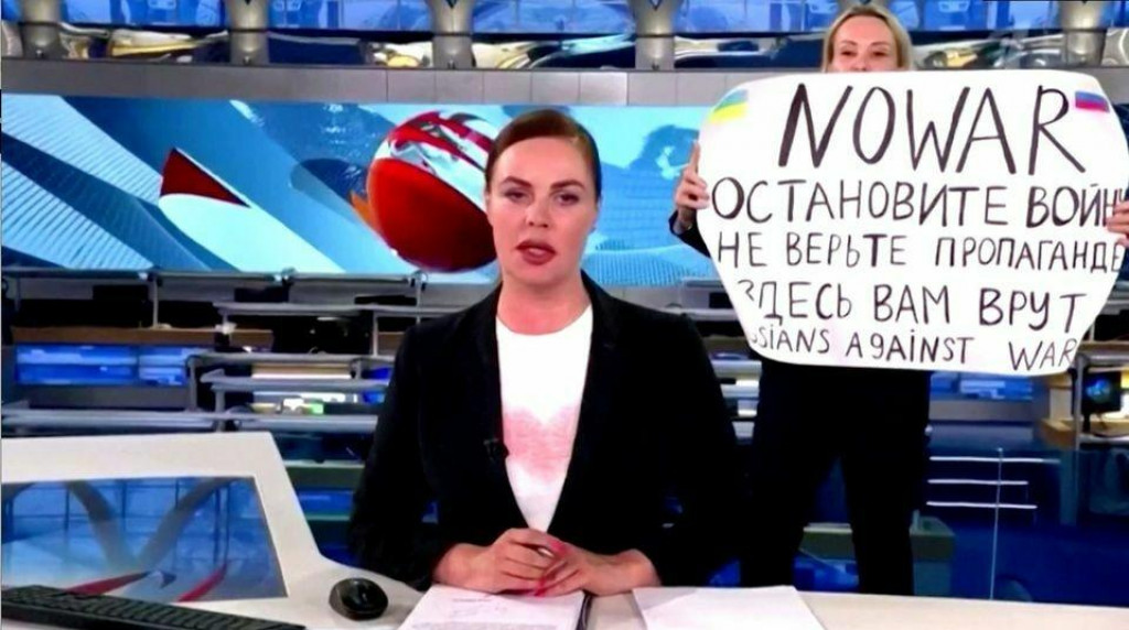 Ruská novinárka, ktorá odsúdila vojnu na Ukrajine počas živého spravodajstva v štátnej televízii. FOTO: REUTERS