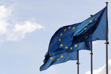 Vlajky Európskej únie vlajú pred rokovaniami o plyne medzi EÚ, Ruskom a Ukrajinou v sídle komisie EÚ v Bruseli v Belgicku. FOTO: Reuters